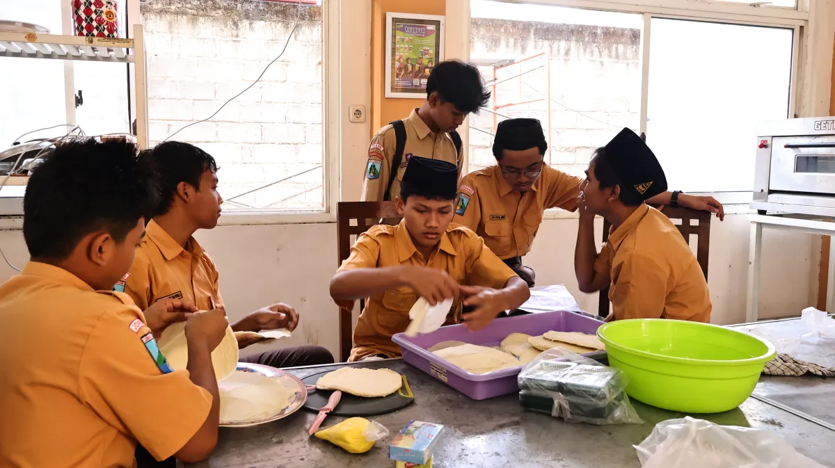 Melatih Jiwa Wirausaha, Siswa SMK Plus Khoiriyah Hasyim Kelas XI Praktik Berjualan di SMK Mini