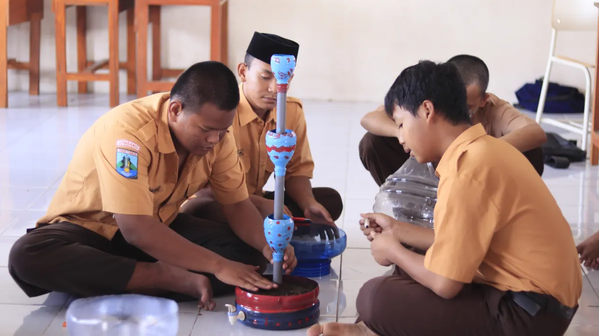 Dari Sampah Menjadi Karya: Kreativitas Siswa SMK Plus Khoiriyah Hasyim Tebuireng Sulap Botol Bekas Menjadi Pot Bunga