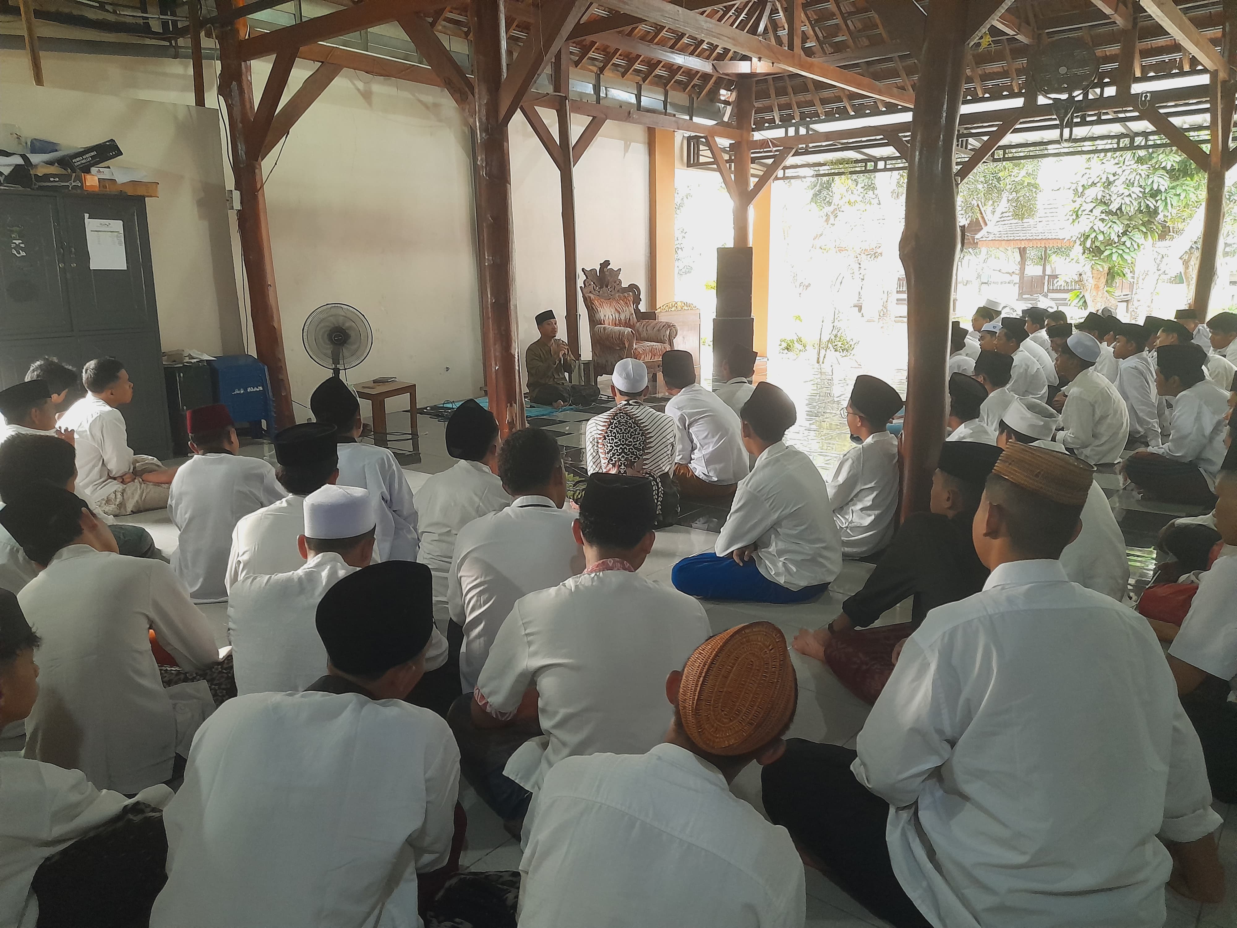 Sholat Dhuha Jadi Rutinitas Pagi Siswa SMK Plus Koiriyah Hasyim Tebuireng 