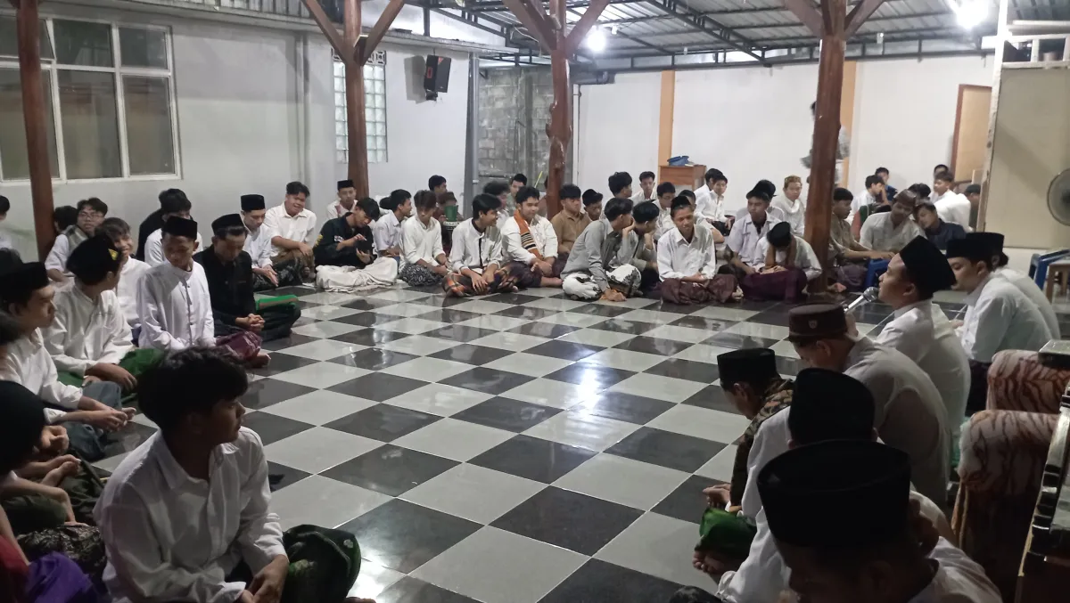 Bersihkan Hati dan Langitkan Doa, Santri Gelar Tradisi Mushofahah Jelang Kepulangan