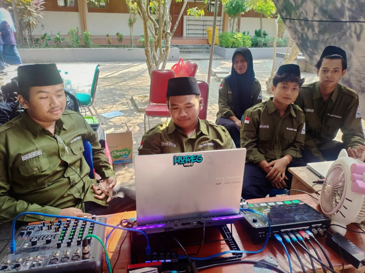 Tampil Profesional, Siswa/i SMK Plus Khoiriyah Hasyim Tebuireng Sukses Kawal Dokumentasi Purna Wisuda Yayasan Muhammad Hasyim Asy'ari